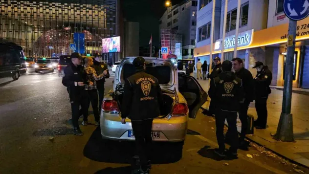 Taksim'deki huzur uygulamasında alkollü sürücünün ehliyetine el konuldu