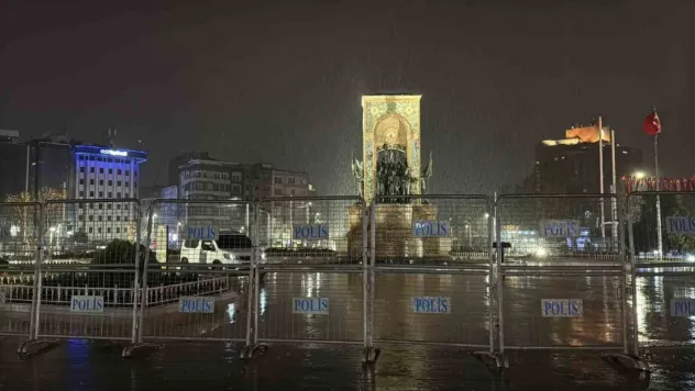 Taksim Meydanı ve İstiklal Caddesi'nde gece saatlerinde yağmur etkili oldu