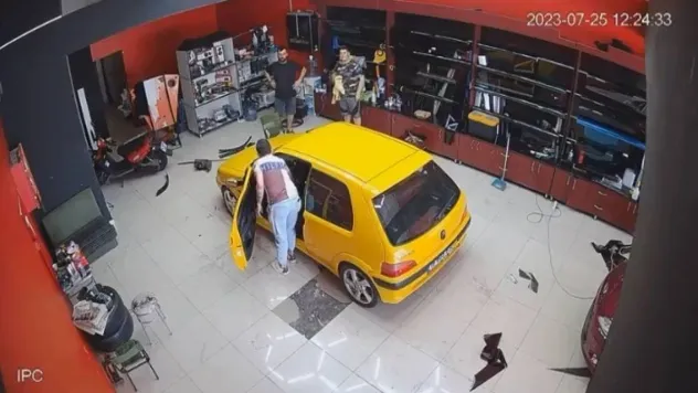 Tamircide görünmez kaza... Otomobil harekete geçince ortalığı birbirine kattı