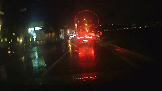 Tarabya'da ölümden kıl payı kurtuluş kamerada: BEDAŞ'ın aydınlatma direği yola devrildi, sürücü saniyeyle kurtuldu