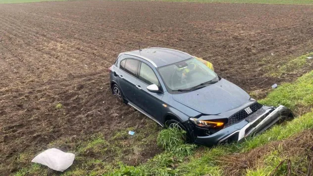 Tarlaya uçan otomobildeki 2 kişi yaralandı