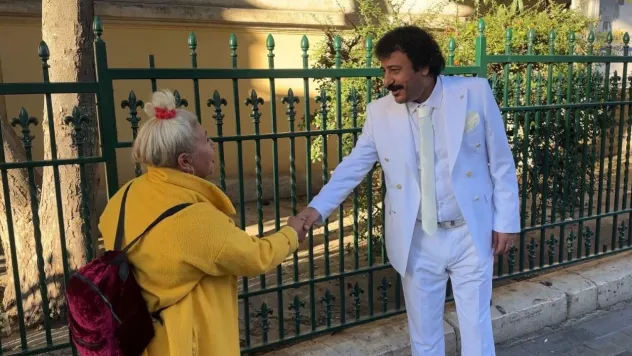 Tarzıyla Müslüm Gürses'e benzeyen vatandaş Taksim'de ilgi gördü