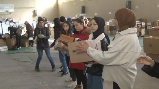 Tatile rağmen okulları terk etmeyip depremzedeler için seferber oldular