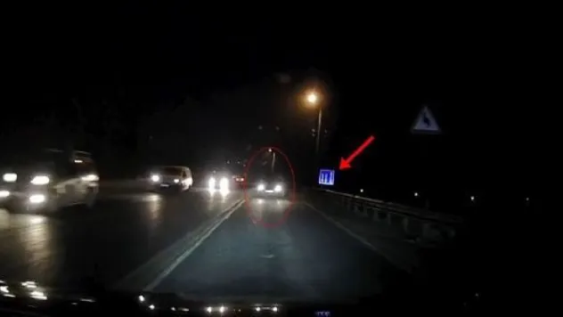 Tekirdağ'da otomobil bir anda kayarak savruldu: Kazanın kıl payı atlatıldığı anlar kamerada