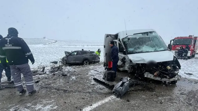 Tekirdağ'da otomobille kamyonet çarpıştı: 1 ölü, 3 yaralı