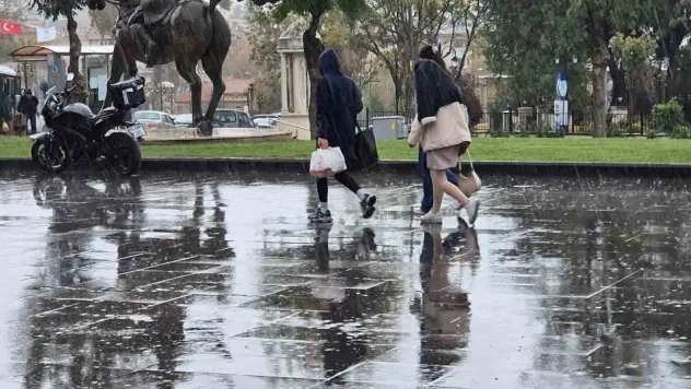 Tekirdağ'da sağanak yağışta vatandaşlar kaçacak yer aradı