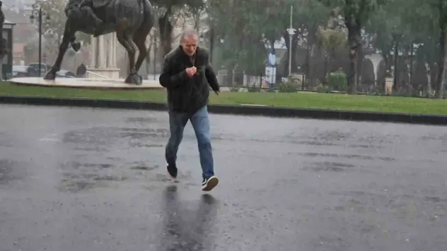 Tekirdağ'da şiddetli yağış sokakları göle çevirdi