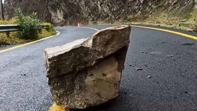 Tekirdağ'da yağış sonrası kaya parçaları yola yuvarlandı