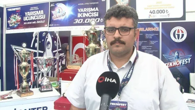 TEKNOFEST'te 1'inci olan depremzede öğrenciler ödüllerini Cumhurbaşkanı Erdoğan'dan aldı