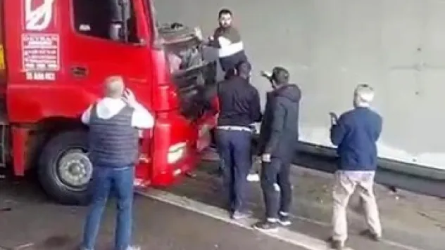 TEM'de korkunç kaza: Kendi kullandığı tırın altında can verdi