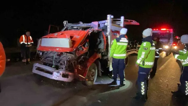 TEM'de vinç destekli kurtarma: Taşıdığı araçla çarptığı tır arasında sıkıştı