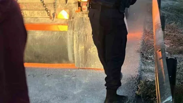 TEM Otoyolu'nda alev alan hafriyat kamyonunu jandarma ve itfaiye söndürdü