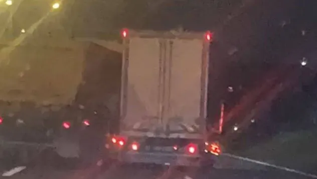 TEM Otoyolu'nda tır ile hafriyat kamyonu sürücüleri ölüme meydan okudu