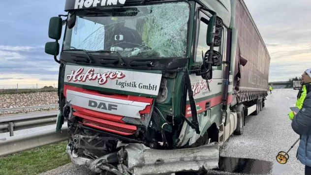 Tır bariyerleri kağıt gibi ezdi