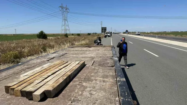 Tır dorsesinden düşen kalas kaza yaptırdı