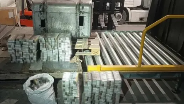 Tırın yakıt deposundan bin 800 paket sigara çıktı