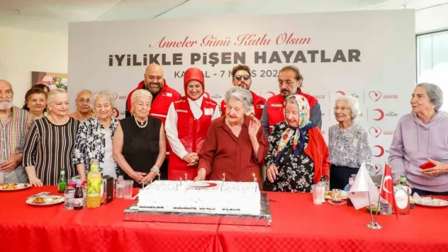 Türk Kızılay'dan deprem bölgesinde 'Anneler Günü' kutlaması