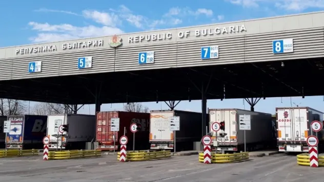 Türkiye'ye gelmek isteyen tırlardaki 85 bin euro ve 426 gram altın komşuya takıldı