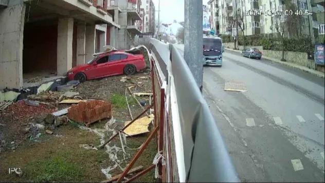 Tuzla'da kaldırımda yürüyen kadın ölümden kıl payı kurtuldu