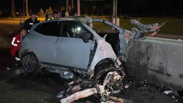 Tuzla'da otomobil gişelere saplandı: Sürücü hayatını kaybetti