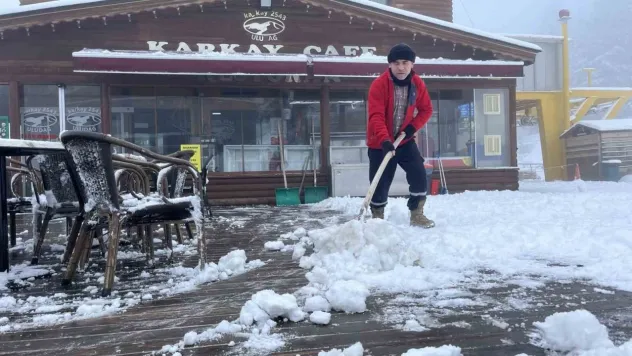 Uludağ'da kar kalınlığı 10 santimetreye yaklaştı