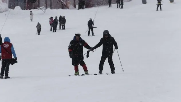 Uludağ'da kar kalınlığı 76 santimetreye ulaştı, pistler doldu taştı