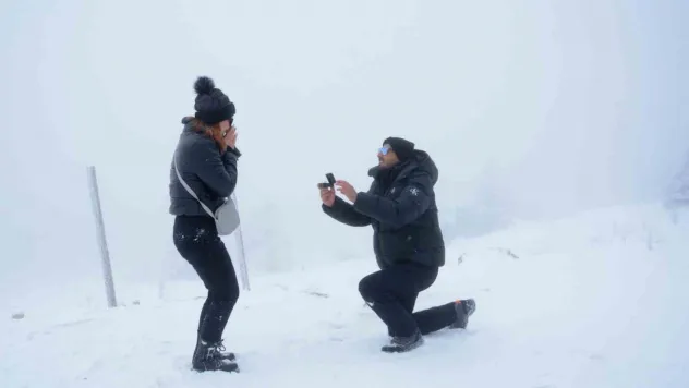 Uludağ'da yılın son ve ilk romantik sürprizleri: Karlar altında iki 'Evet'