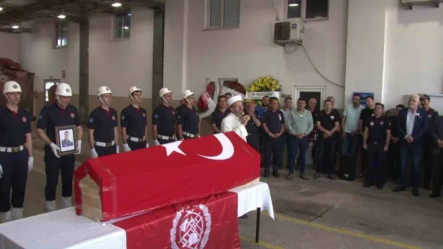 Ümraniye'de çatıdan düşerek şehit olan itfaiye eri için tören