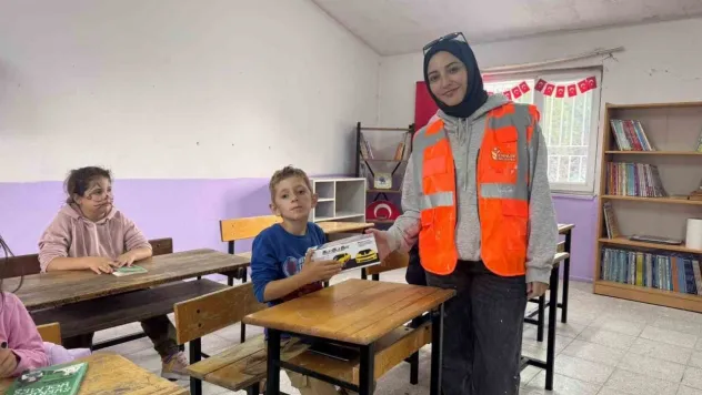 Üniversite öğrencileri 6 öğrencili köy okulunu yeniledi