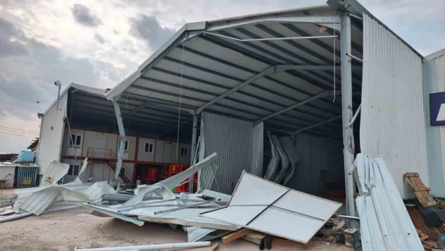 Ürünlü'de iki kaçak yapı yıkıldı