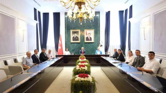 Vali Ekici, LGS ve YKS'de başarı elde eden okulların yöneticileriyle bir araya geldi