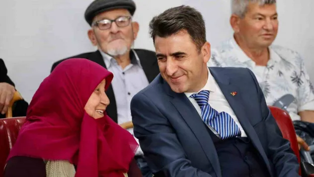 Vali huzurevi sakinleriyle bir araya geldi