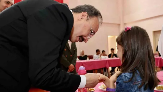 Vali Kızılkaya huzurevi sakinleri ve Çocuk Evleri Sitesi'nde kalan çocuklarla bir araya geldi