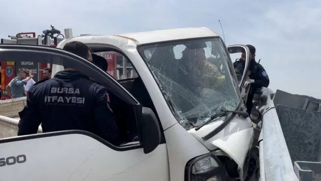 Virajı alamayan kamyonet bariyerlere çarptı, sıkışan sürücüyü itfaiye ekipleri böyle çıkardı