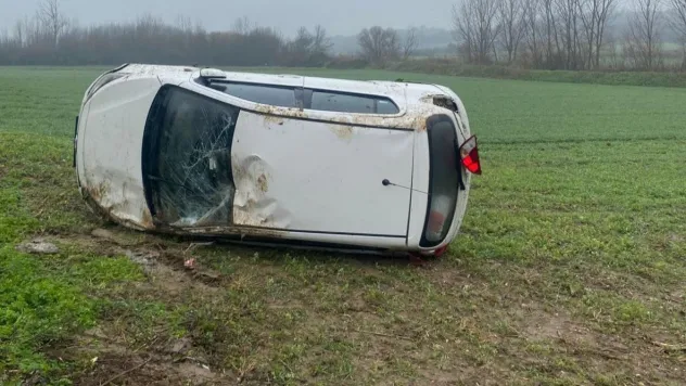 Yağışlı havada sürücüsünün kontrolünden çıkan otomobil tarlaya uçtu