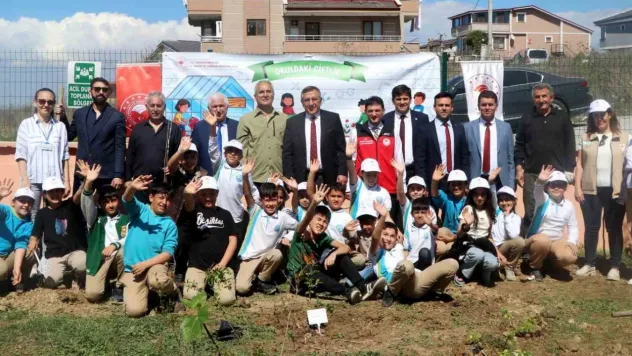 Yalova'da öğrenciler okul bahçesine meyve ağacı fidanı dikti