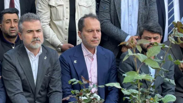 Yeniden Refah Partisi Genel Başkanı Fatih Erbakan, Prof. Dr. Necmettin Erbakan'ın kabrini ziyaret etti