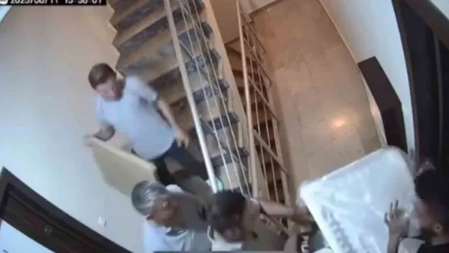 Yetkili servisin çalışanları beyaz eşya getirdi, terlik çaldı