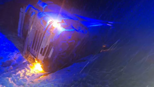 Yoğun kar yağışta kayan tır devrildi, sürücü yaralandı