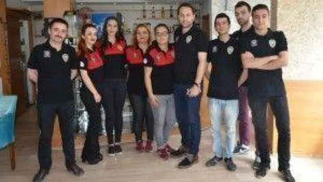 Polis kıyafetleriyle servis yapacaklar