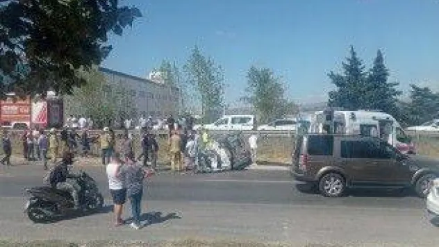 Seyir halinde araç takla attı 1'i ağır 3 yaralı