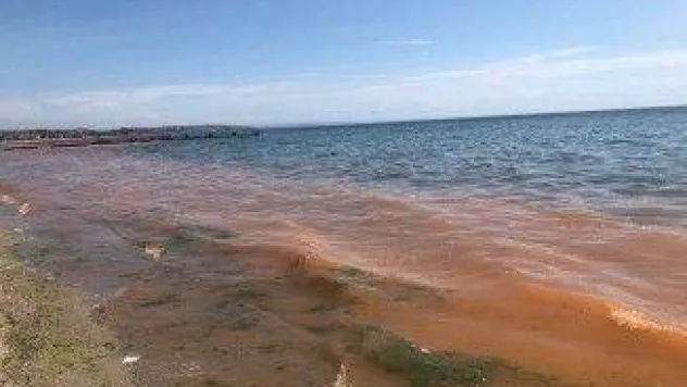 Silivri'de deniz kızıla büründü