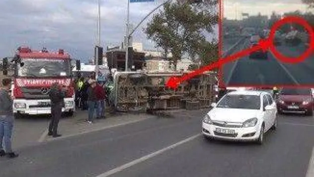 Kum kamyonu polisin üzerine devrildi, kaza kameraya yansıdı