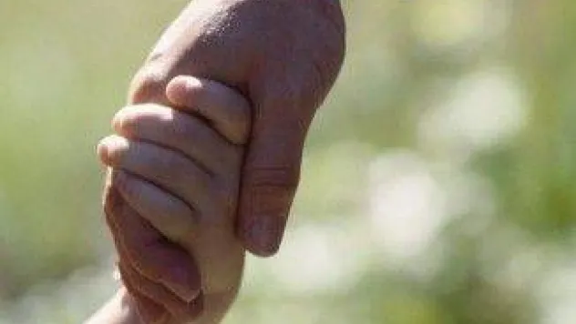 Anne gezindiğin bağ, baba yaslandığın dağdır.