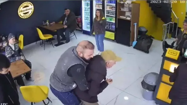 'Heimlich manevrası' ile yaşlı adamın hayatını kurtardı