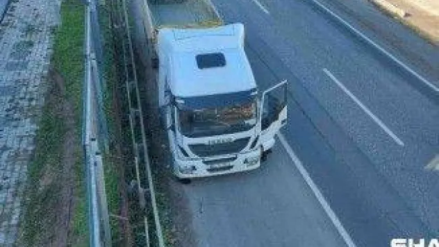 Kamyon kupası üzerine devrildi