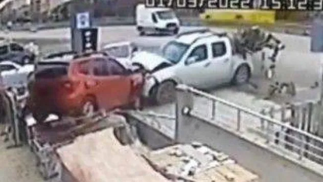 Direksiyon hakimiyetini kaybetti, park halindeki araçlara çarptı