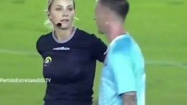 Kadın hakemden gülümseten şaka