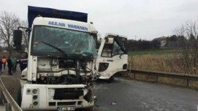 Kamyonlar kafa kafaya çarpıştı 2 yaralı