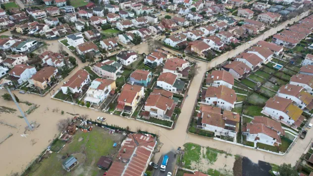 Silivri'de Altınorak Sitesi'ni yine su bastı, yollar göle döndü